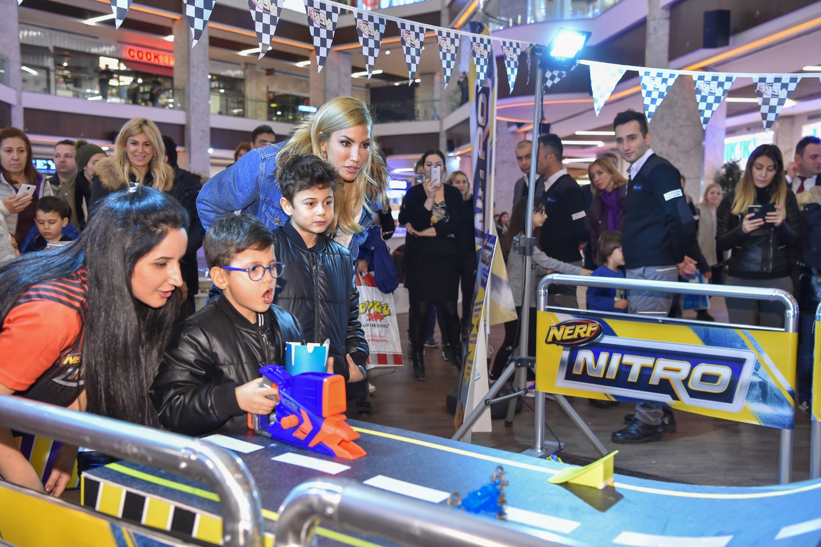 Çağla Şikel çocukları ile Toyzz Shop’ta