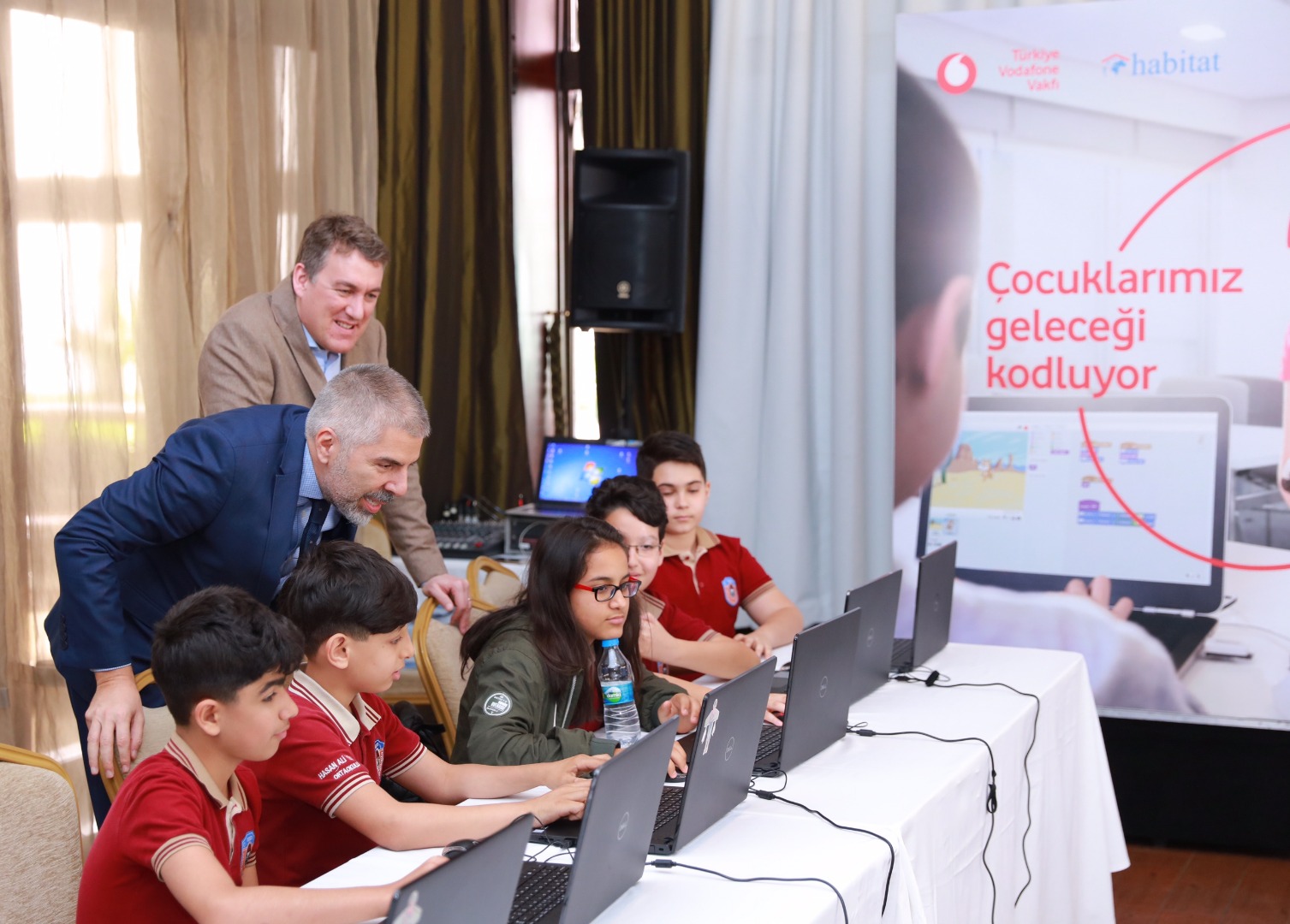 Vodafone 300 çocuğa kodlama eğitimi verecek