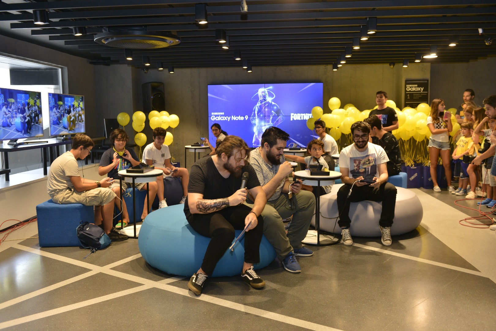 En büyük Samsung “Cadde”ye karnavalla girdi