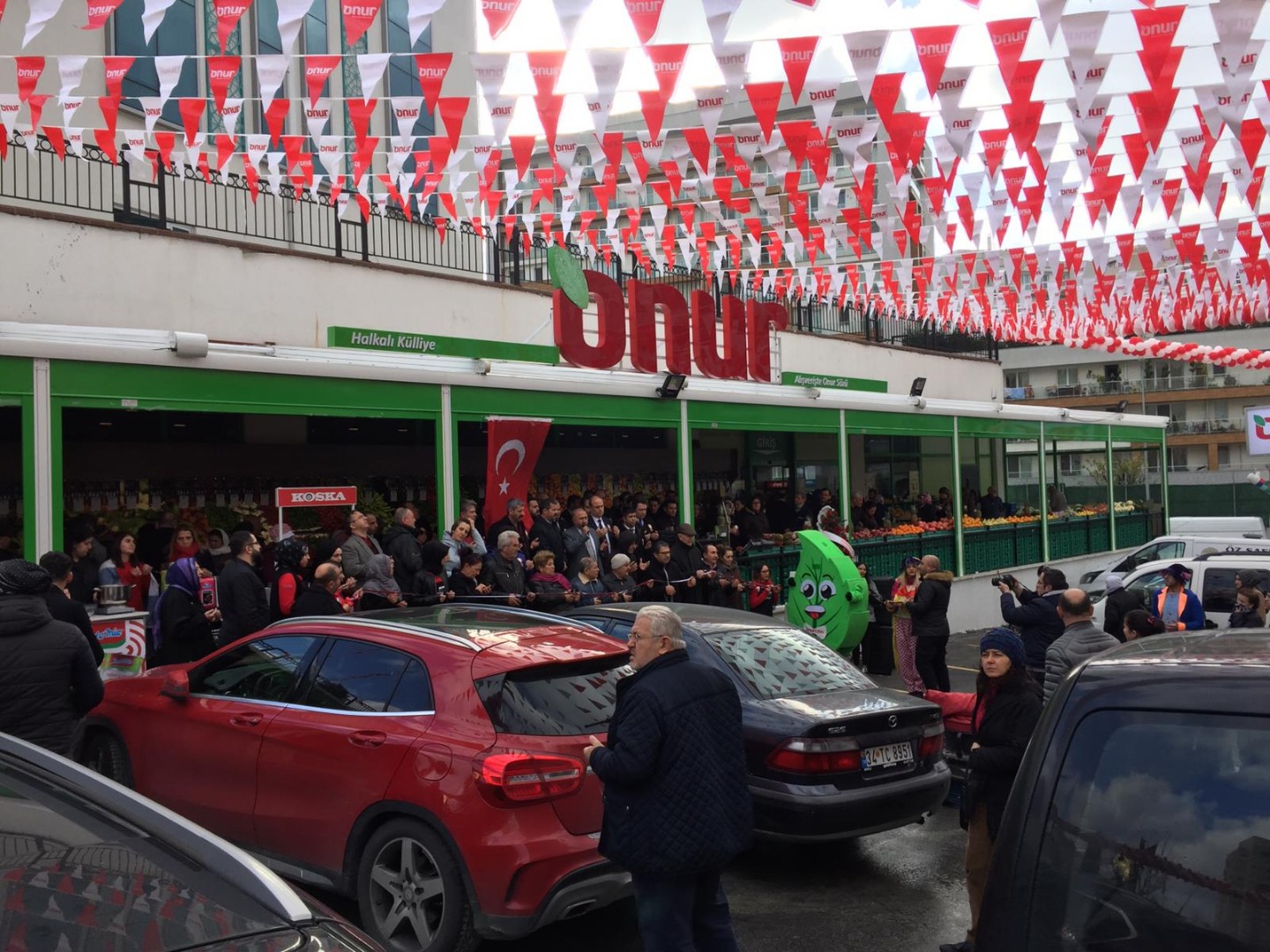 Onur Market yeni şubesiyle Halkalı’da