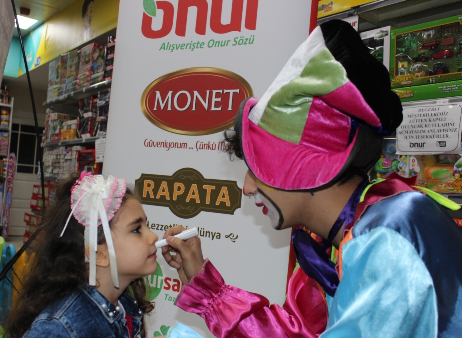 Onur Market miniklerin karne gününü unutmadı