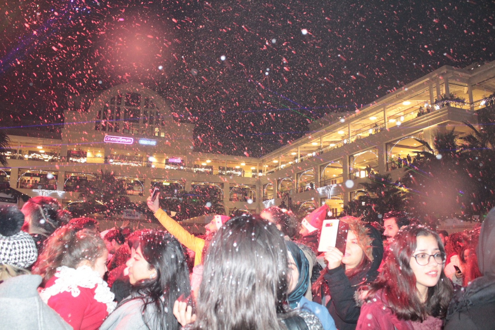MaviBahçe’de İzmir’e yeni yıl karı yağdı