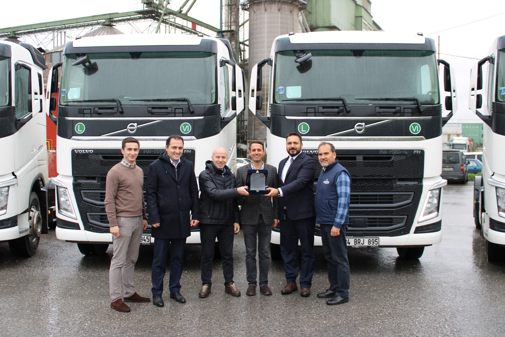 Şenpiliç, özel üretim çekicilerini törenle teslim aldı