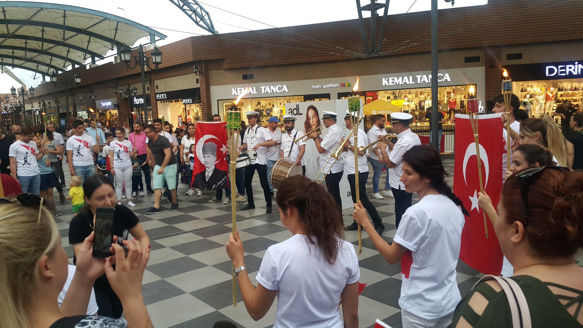 19 Mayıs Westpark’ta fener alayıyla kutlandı