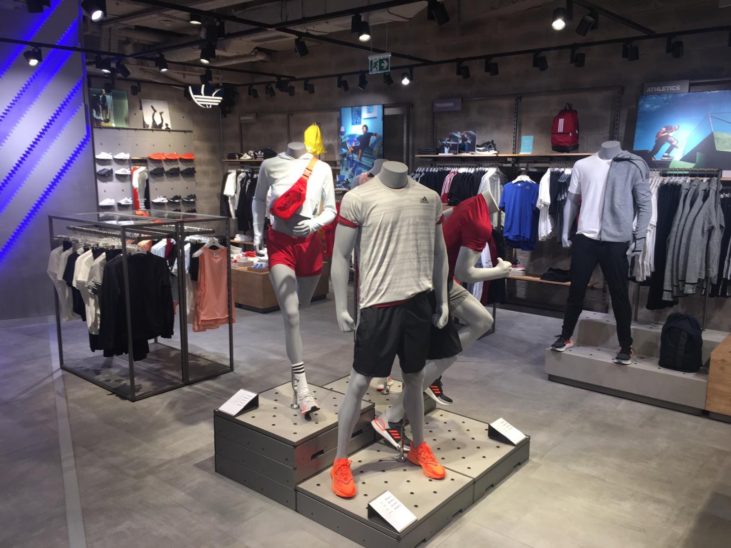 adidas yeni mağazasını Bafetimbi Gomis ile açtı