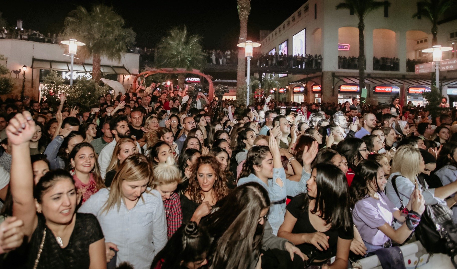 Forum Bornova ziyaretçileri Berkay’la müzik ziyafeti yaşadı