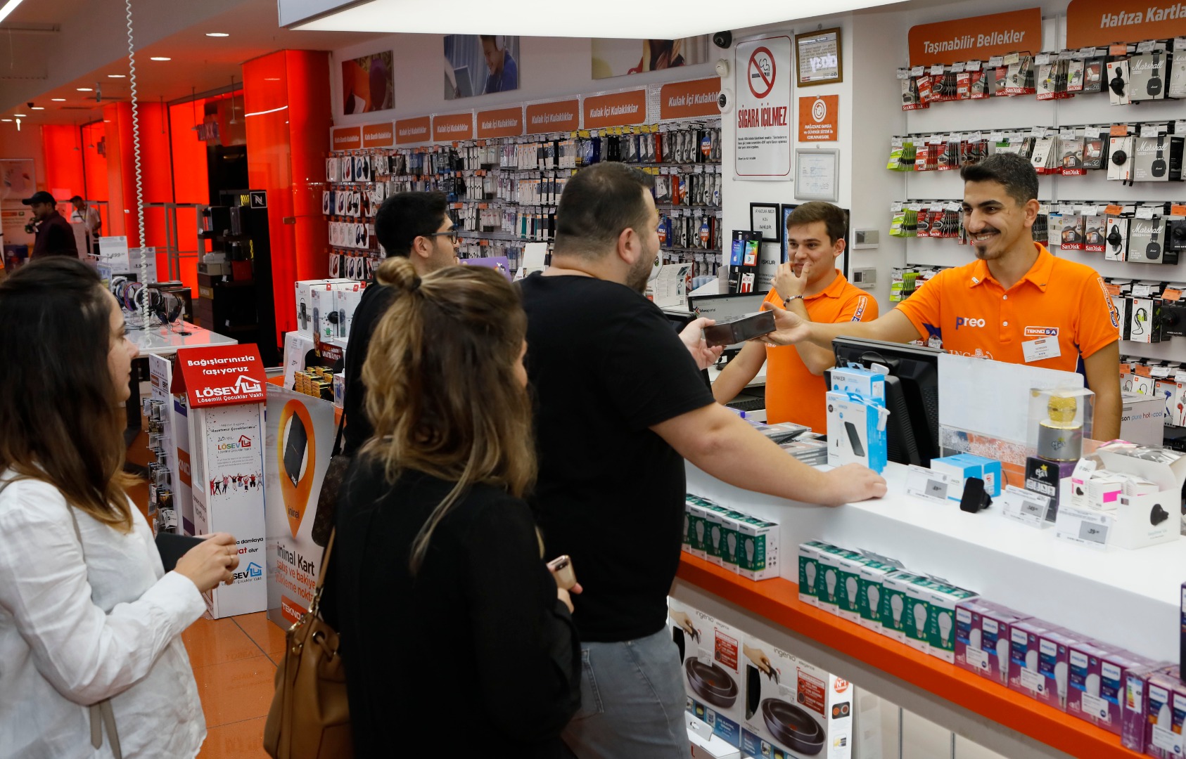 Teknosa Iphone satışına gece başladı