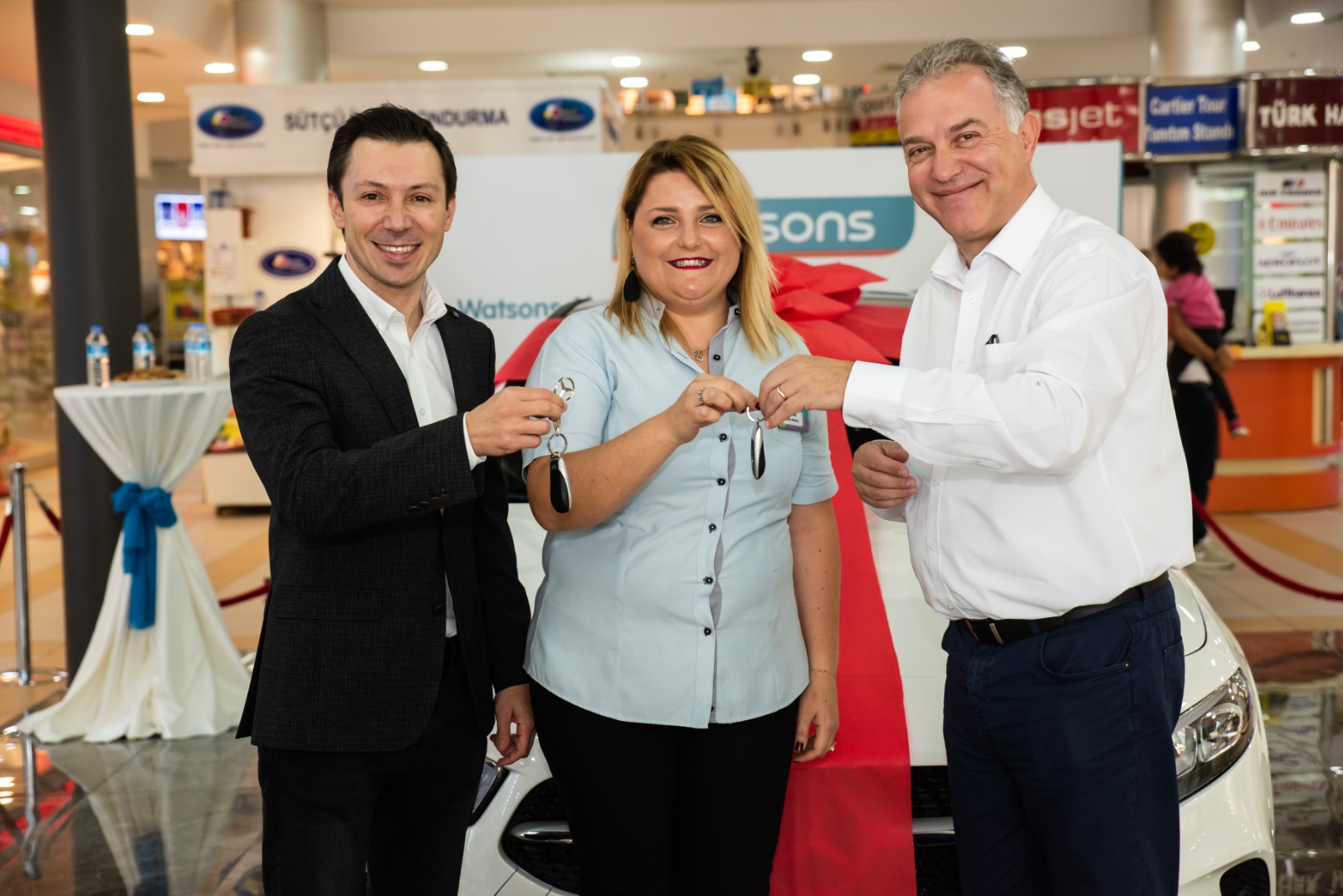 Watsons çalışanına Mercedes hediye etti