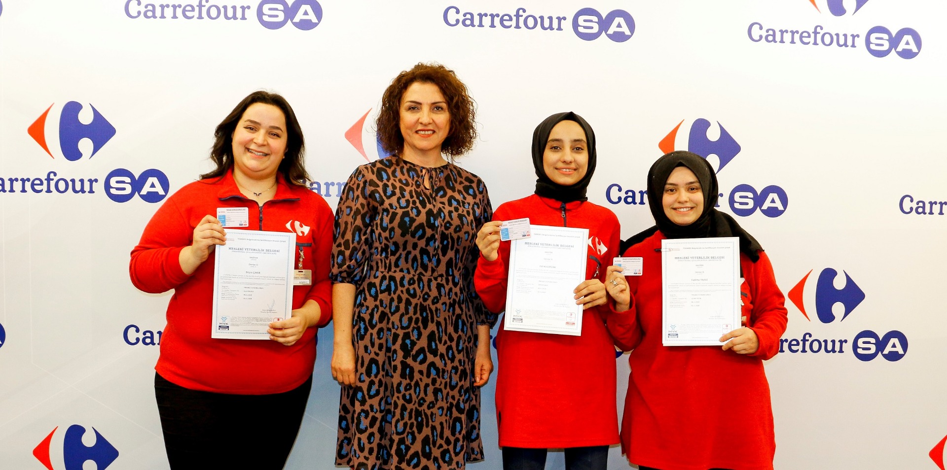 Türkiye'nin ve CarrefourSA'nın ilk sertifikalı kasiyerleri