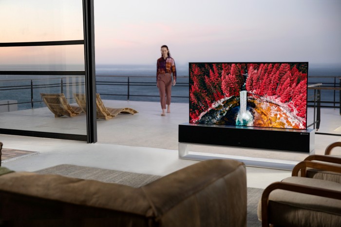 LG’nin çok beklenen kıvrılabilir OLED TV’si pazara sunuldu