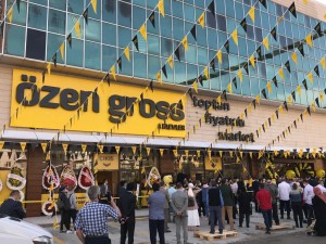 Bursa'nın en ucuz marketi açıldı