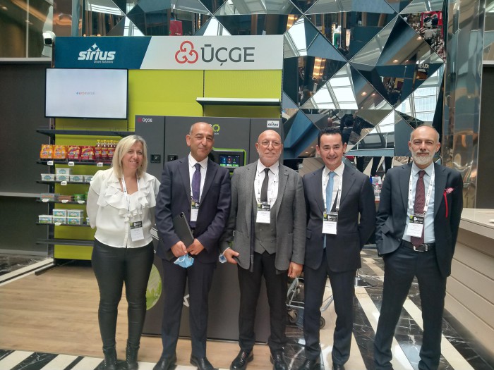 ÜÇGE’nin geri dönüşüm makinesi iECO yoğun ilgi gördü. Carrefour ve Şok CEO
