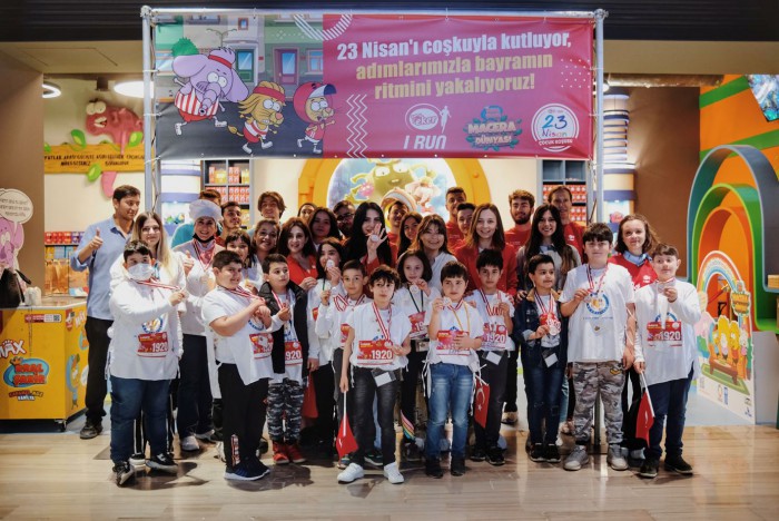 Eker ve Kral Şakir’den çocuklara bayram sürprizi