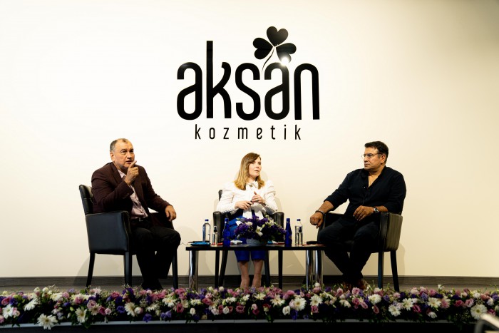 Aksan Kozmetik, çalışanlarının katılımıyla Sanat ve Sanayi Söyleşi Günü’nü gerçekleştirdi
