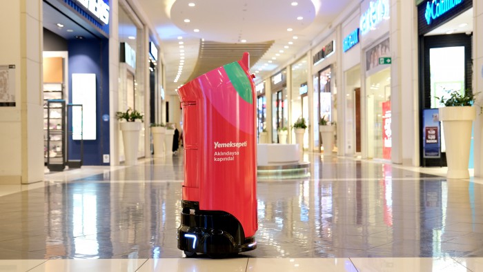 Yemeksepeti’nin yemek teslimat robotu YEBO, akasya’da hizmete başladı