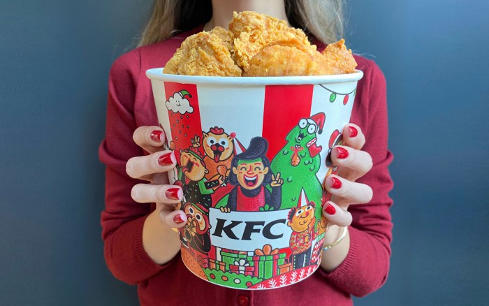 KFC Türkiye, ikonik kovasını yeni yıla özel yeniden tasarladı