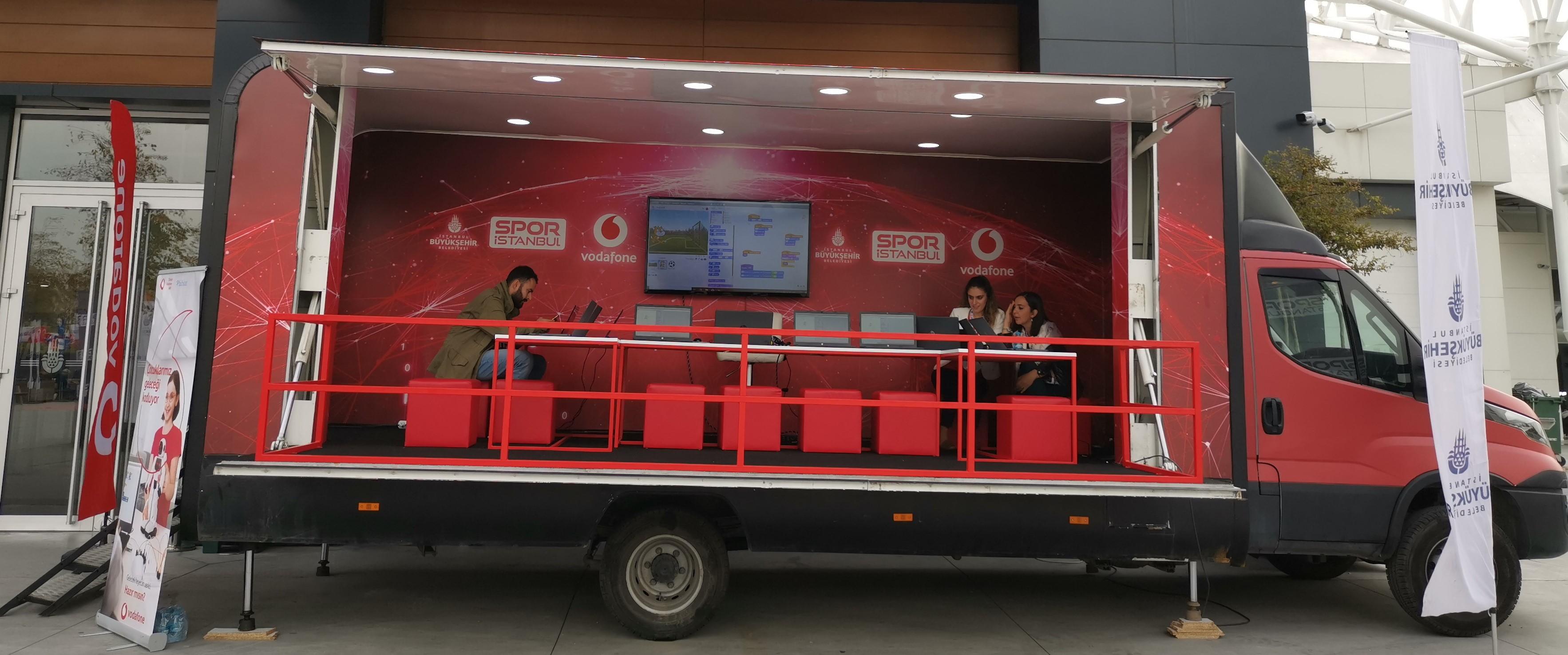 Vodafone Kodlama Minibüsü İstanbul turuna çıkıyor