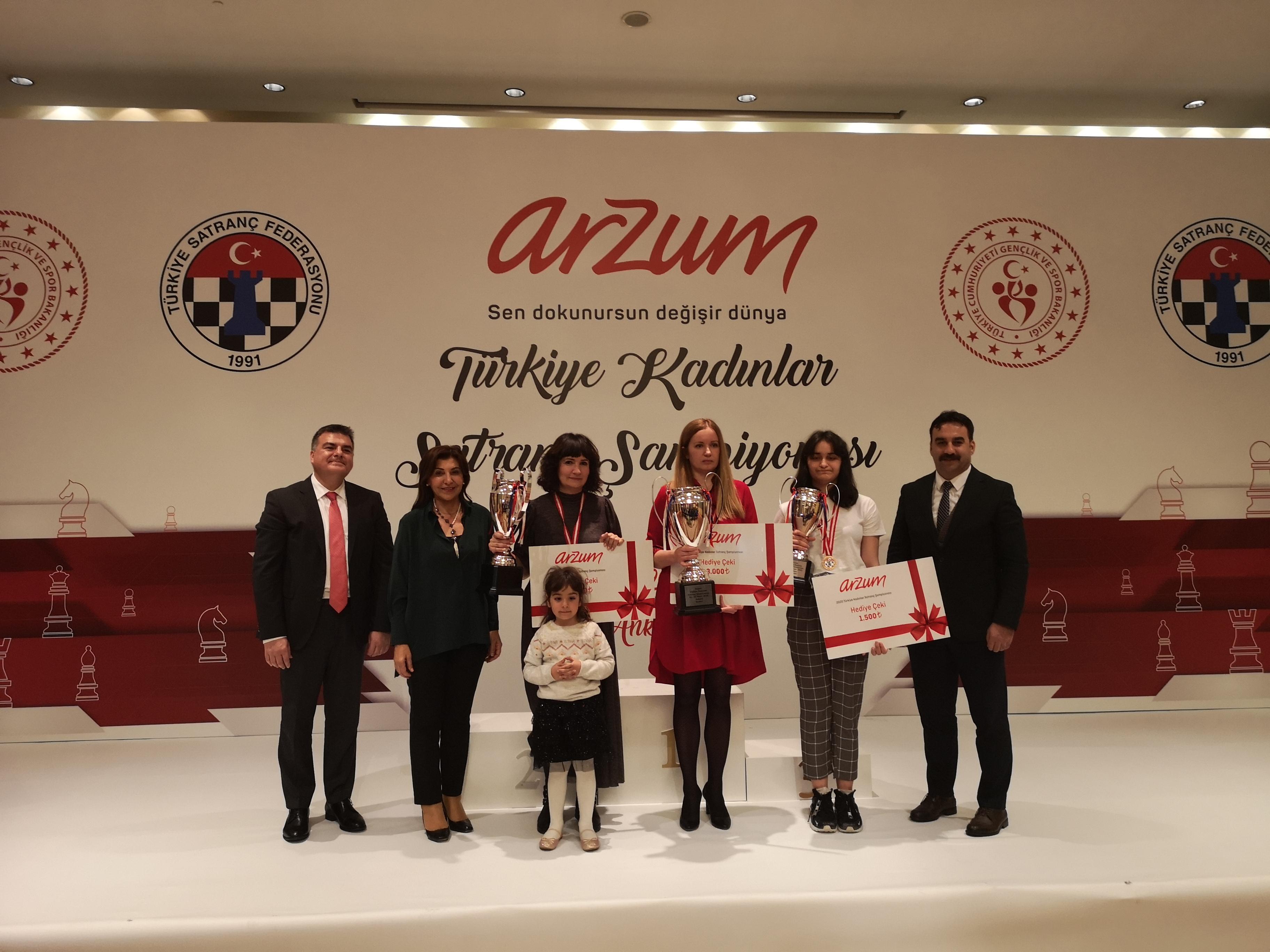 Arzum’dan satranç ustası kadınlara anlamlı destek